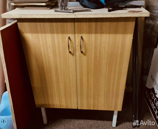 Тумбочка на ножках