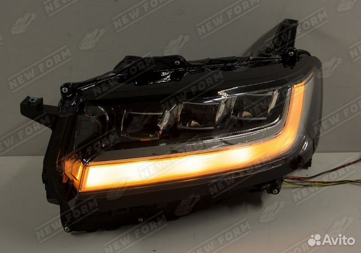 Передние фары с надписью Toyota LC 300