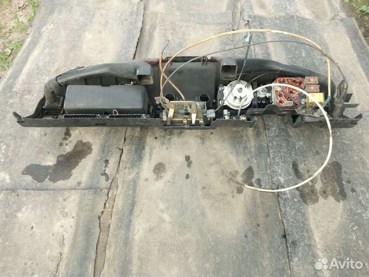 Панель приборов (торпедо) на Волгу