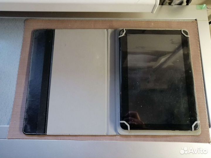 Планшет в не рабочем состоянии с чехлом