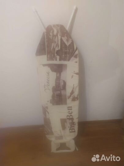 Гладильная доска с утюгом