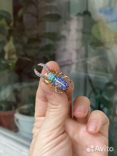 Брошь на одежду