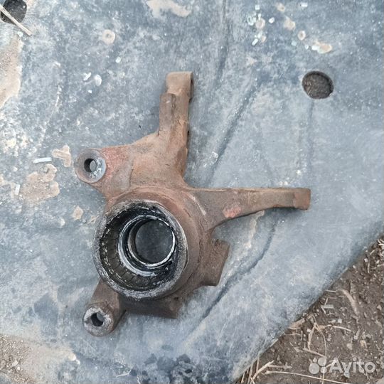 Поворотный кулак передний левый Kia Rio 1