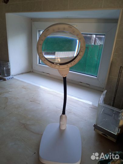 Лампа настольная с линзой 5-кратного увеличения