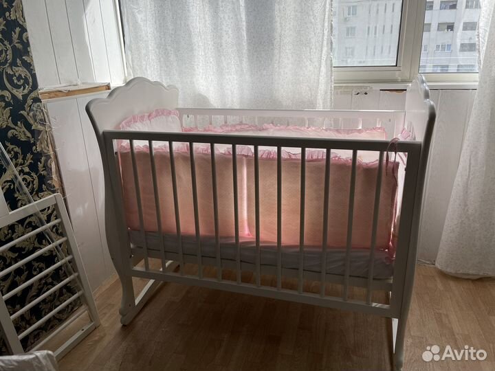 Детская кроватка с маятником белая