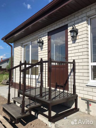 Крыльцо с перилами