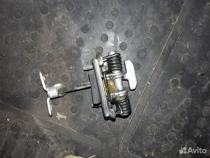 Peugeot partner 1 ограничитель передней двери