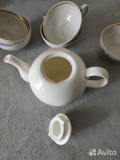 Заварочный чайник и чашки