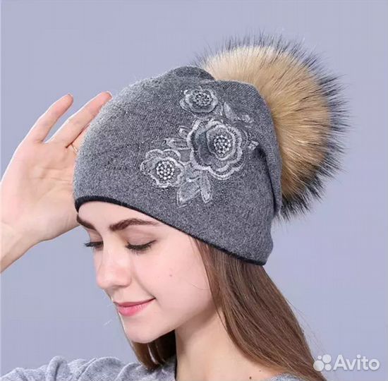 Шапка женская вязанная с вышивкой