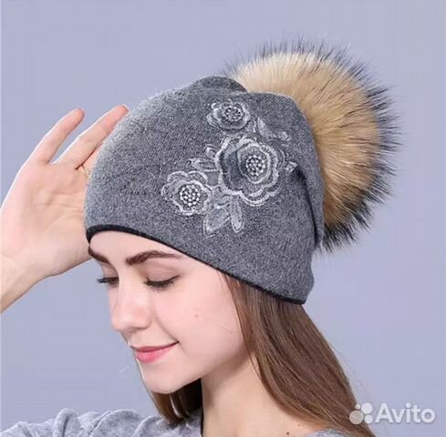 Шапка женская вязанная с вышивкой