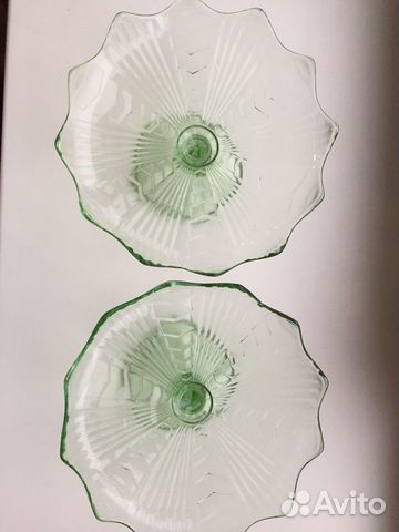 Две вазы для фруктов на ножке