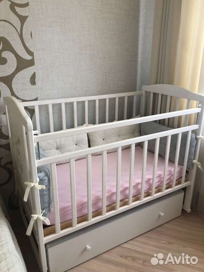 Детская кроватка с маятником