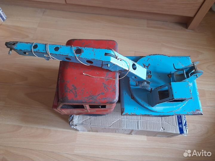 Машинки СССР: подъемный кран змпи и фургончик