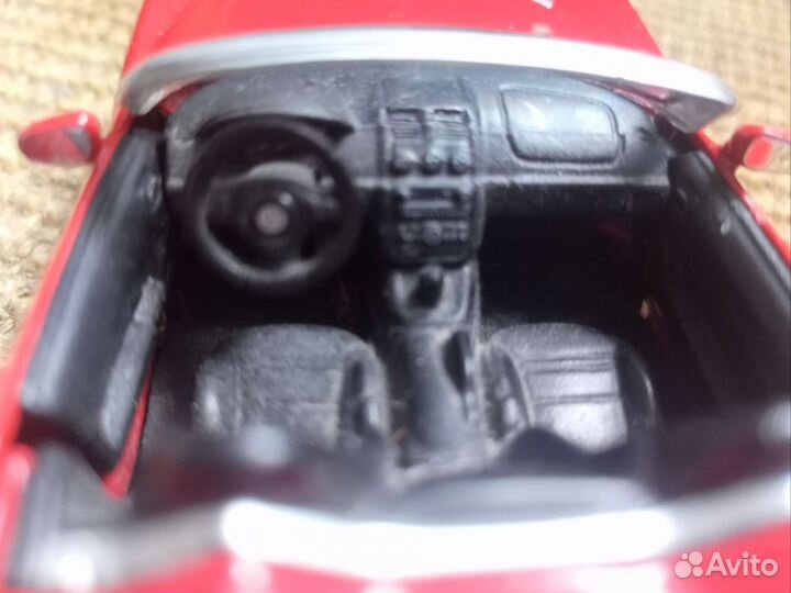 Игрушечная машинка
