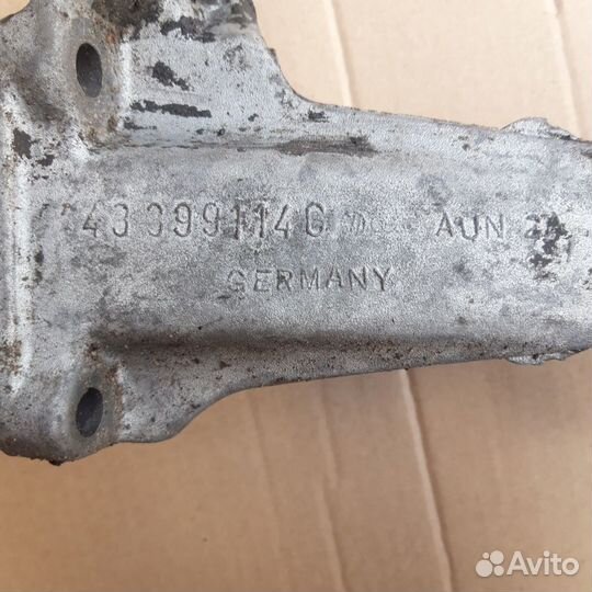 Крепленияя коробки ауди 100 200 с3