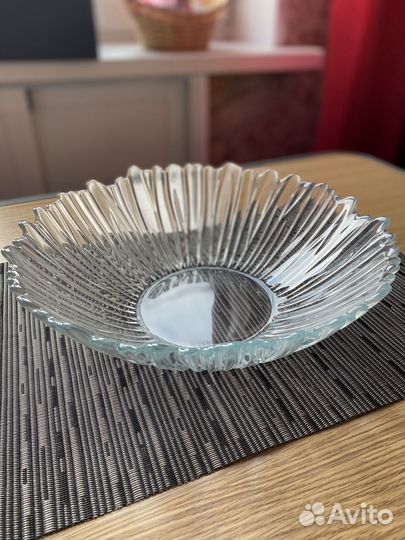 Стеклянная ваза под фрукты