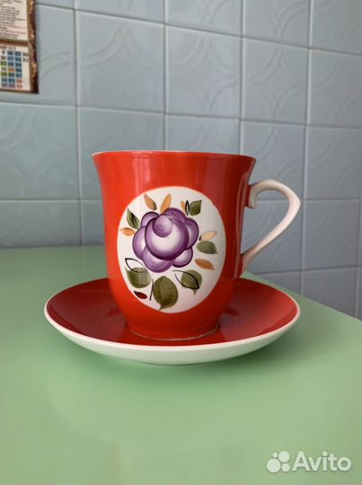 Бокал с блюдцем