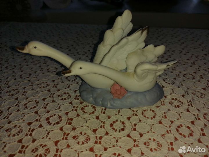 Статуэтка лебеди