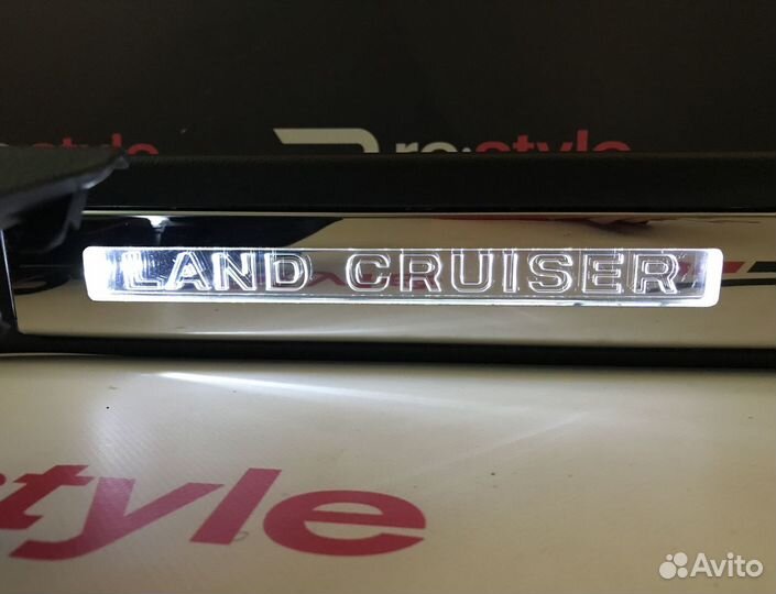 Накладки на пороги Toyota Land Cruiser 200 R1129