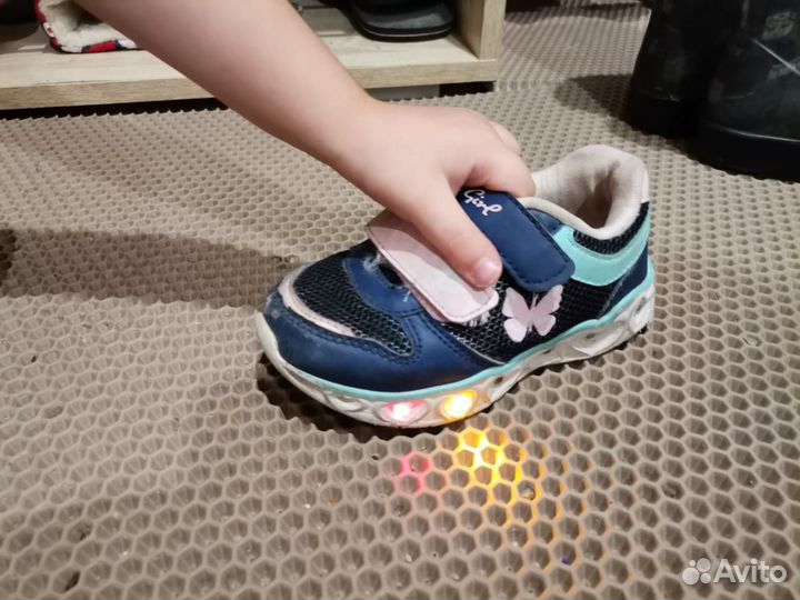 Кроссовки для девочки 24