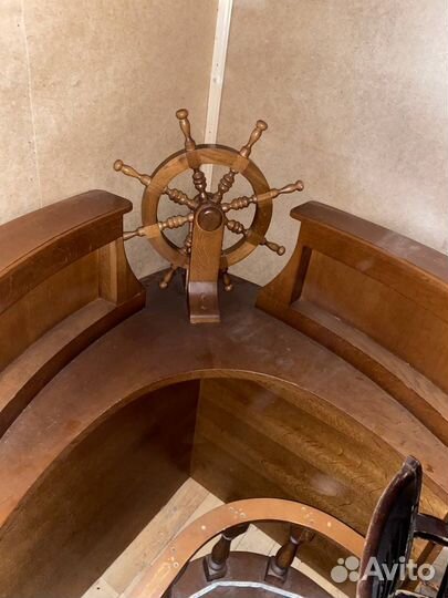 Нос палубы корабля со штурвалом