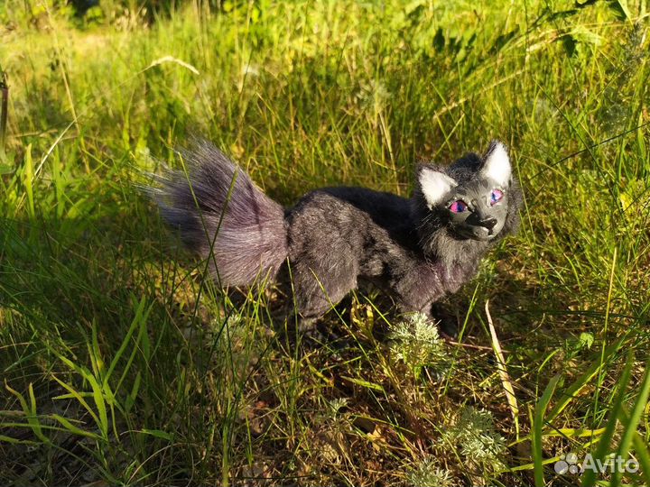 Серая кошка в смешанной технике