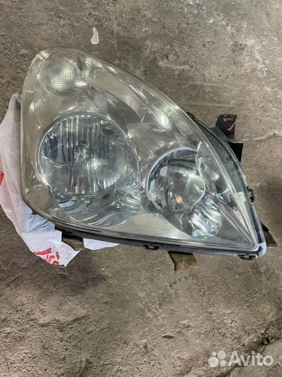 Фара toyota avensis versu перед прав