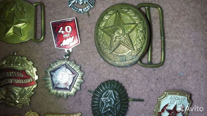 Значки, пряжка и какарда