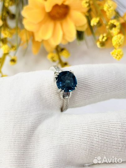 Золотое кольцо из белого золота с бриллиантами