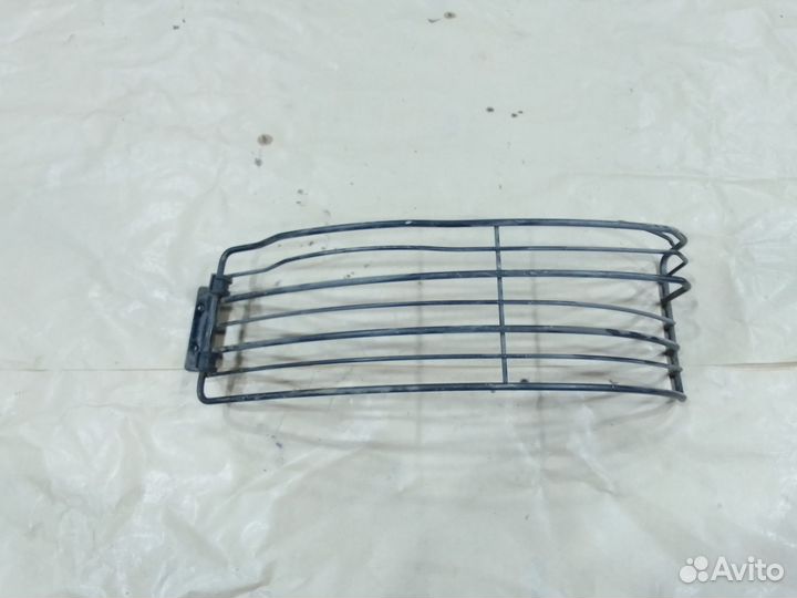 Защитная сетка фары левая Scania