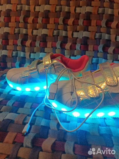 Кроссовки светящиеся новые