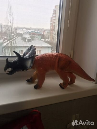 Игрушка со звуками и двигающаяся