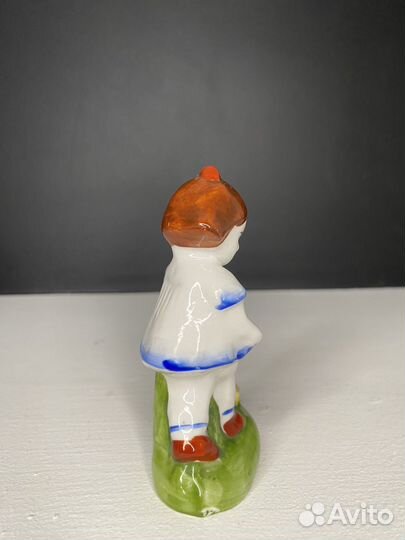 Статуэтка Девочка Кормит Цыплят Бронницы