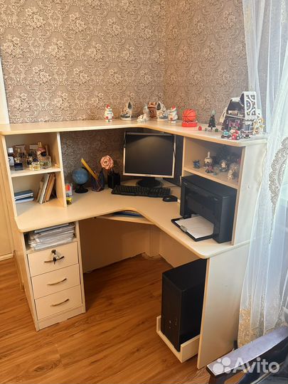 Продаю компьютерный стол в отличном состоянии