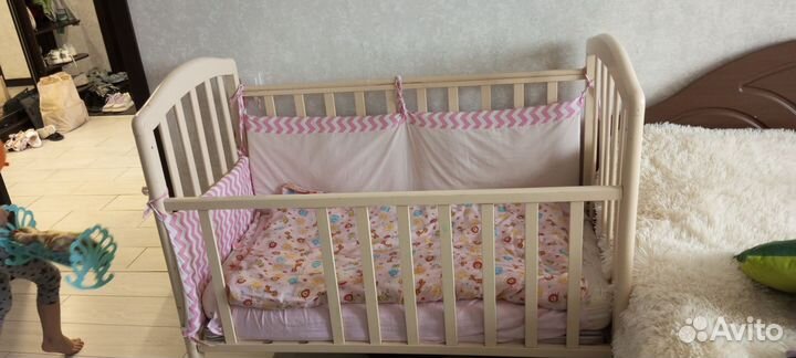 Детская кроватка с маятником