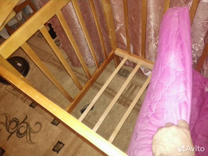 Детская кроватка из натурального дерева