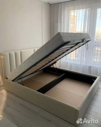 Кровать с мягким изголовьем