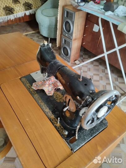 Швейная машинка с ножным приводом