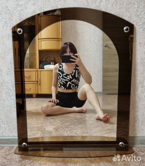 Зеркало с полочкой