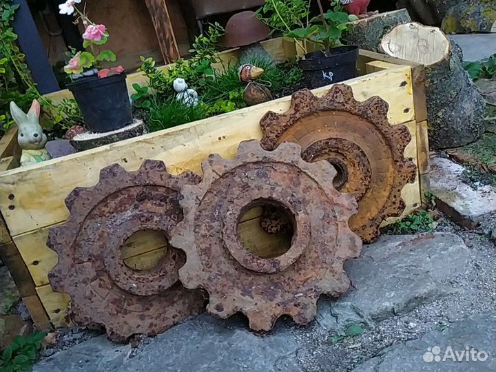 Шестерёнки,колеса и поилки для уличного интерьера