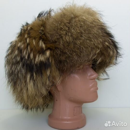 Шапка-ушанка из меха енота и натуральной кожи