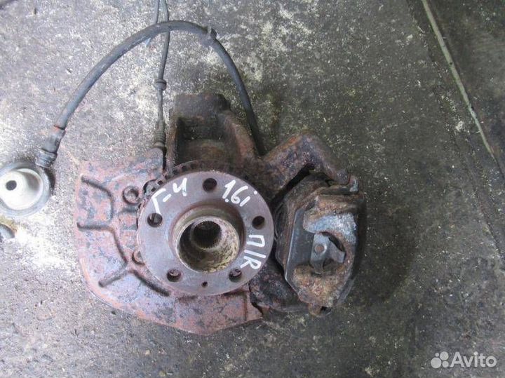 Ступица передняя правая Volkswagen Golf 3 1999