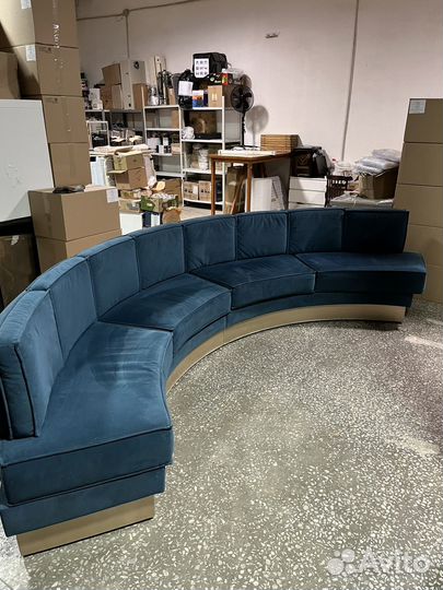 Большой полукруглый диван