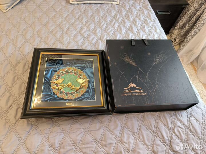 Тарелка с украшениями покрытая золотом