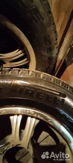 Pirelli Ice Zero 215/65 R16