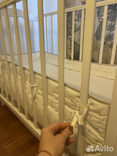 Детская кроватка с маятником и ящиком