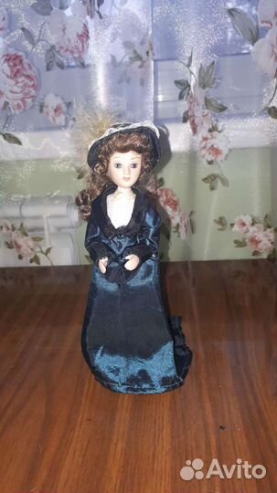 Кукла фарфоровая