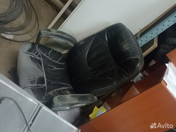 Офисная мебель б/у. шкаф тумбы столы кресла