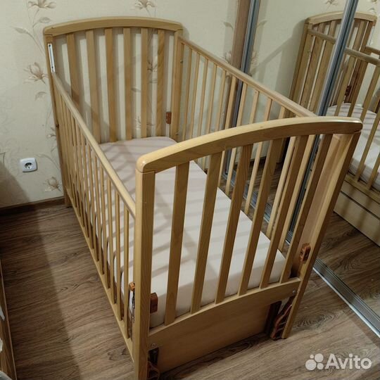 Детская кроватка с маятником и ящиком