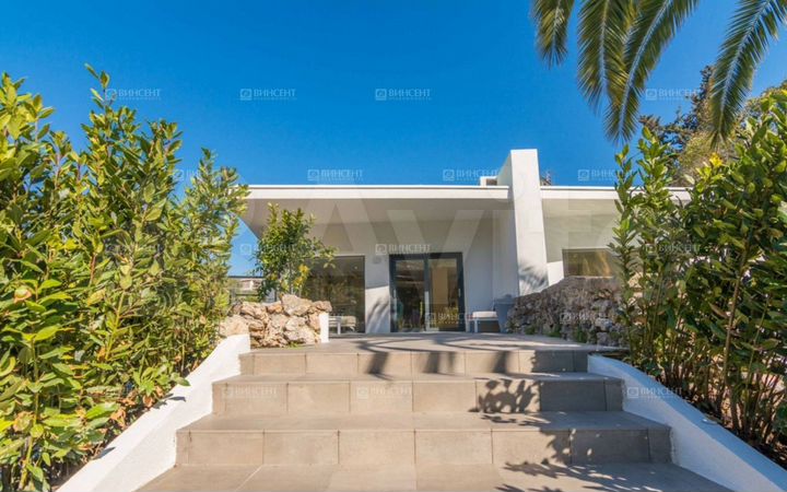 Коттедж 266 м² на участке 9 сот.